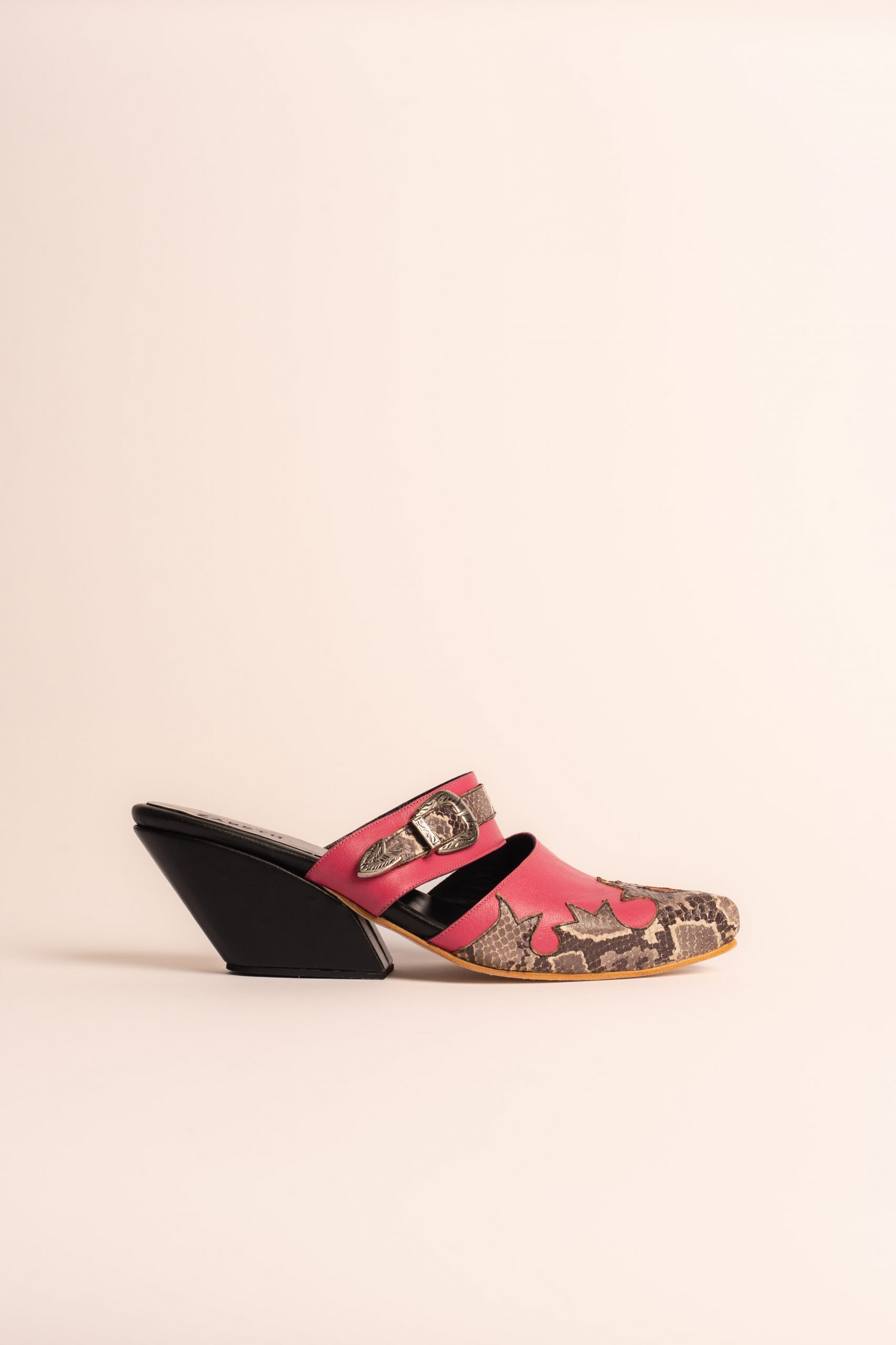 mule Marília pink com detalhes em cobra cinza